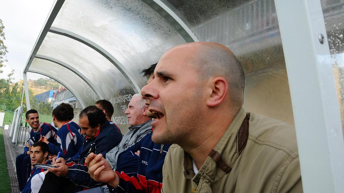 Alfredo Álvarez, "Fredi", en un partido de su etapa como entrenador del Alondras.