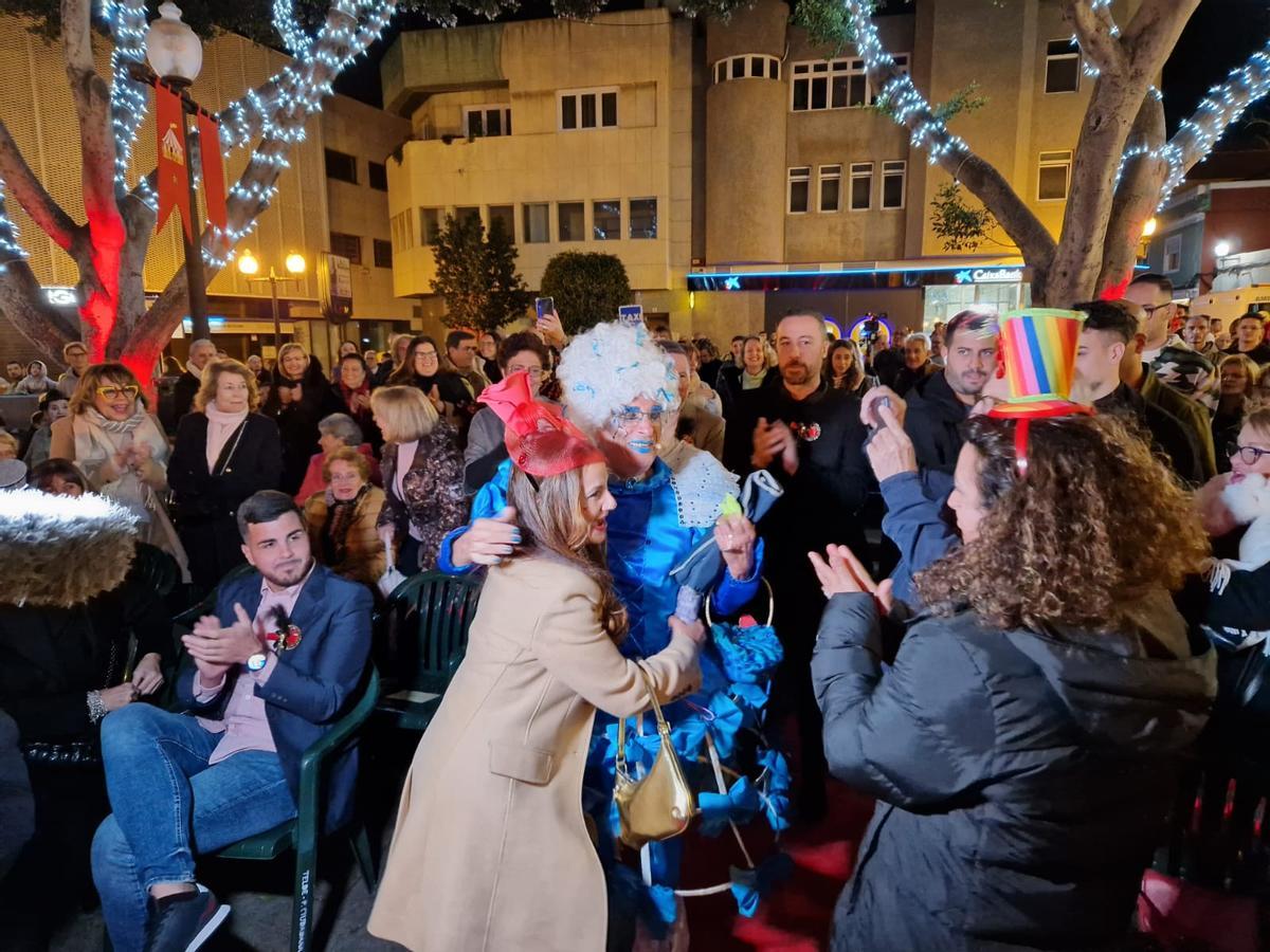 El público, felicitando a Arnaldo Ojeda, tras la lectura del pregón