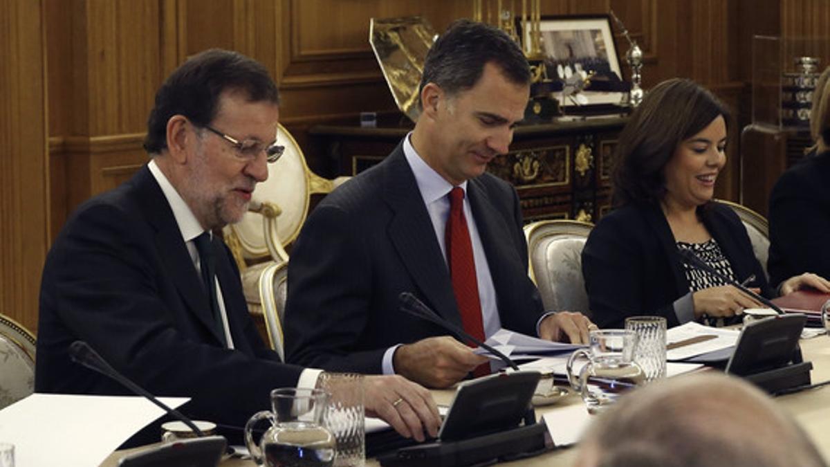 El Rey, flanqueado por Mariano Rajoy y Soraya Sáenz de Santamaría, en la primera reunión del patronato Memorial Víctimas del Terrorismo.