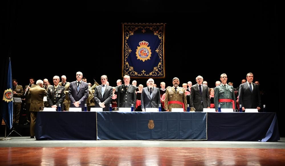 El acto institucional, en el Teatro Rosalía de Castro, ha sido presidido por el Delegado del Gobierno en Galicia.