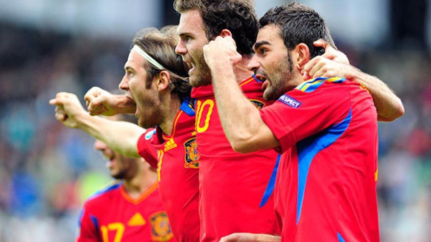 Diego Capel, Juan Mata i Adrián López celebren un dels dos gols d&#039;ahir de la selecció espanyola sub-21.