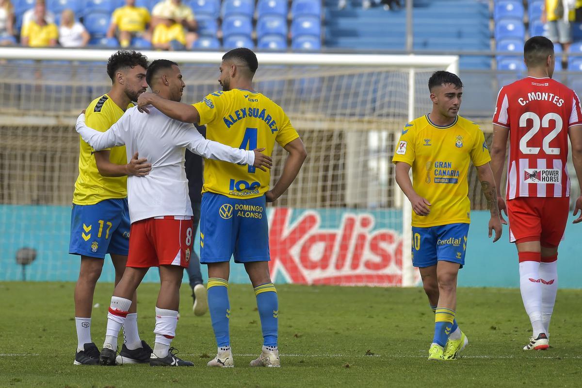 Viera, Álex Suárez y Munir charlas al final del choque.