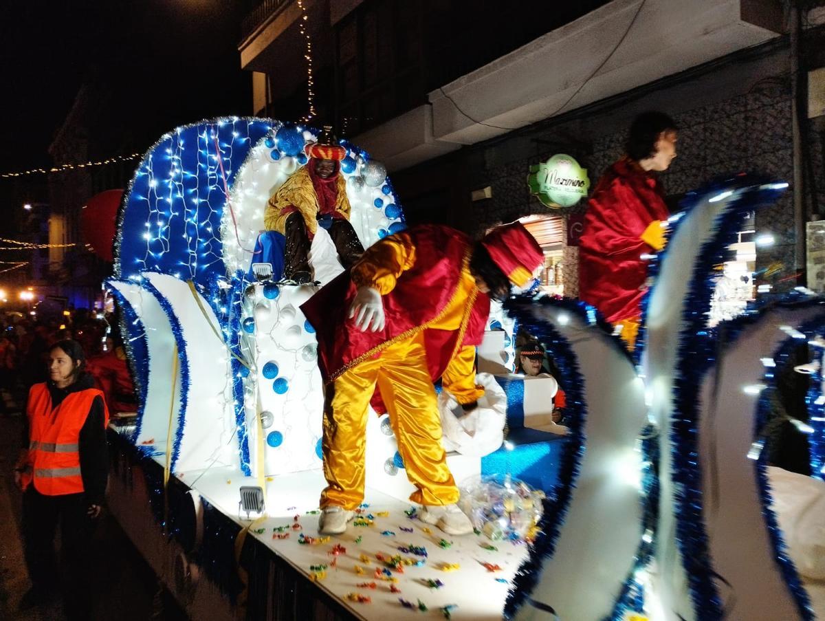Baltasar, en su carroza por las calles de Langreo, en la cabalgata del pasado año.