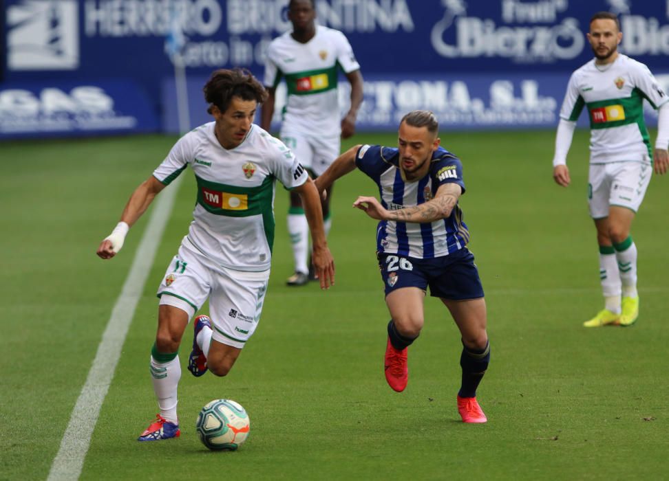 Instantes del encuentro entre la Pionferradina y el Elche.