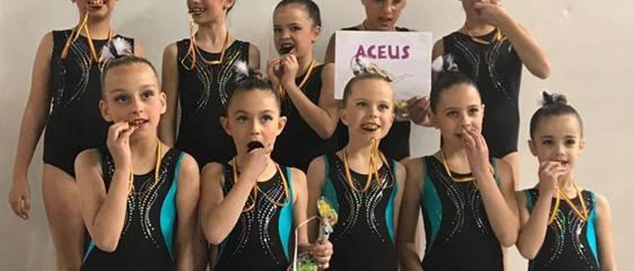 Algunas de las gimnastas del club Aceus de Sueca.