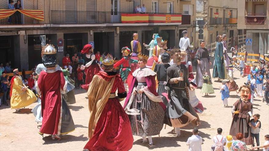 Los gigantes mecen al compás de dulzainas y tamboriles