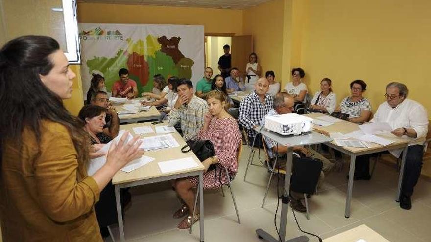 El encuentro de miembros del sector turístico tuvo lugar en la sede de la ADR Terras de Pontevedra Norte, en la antigua Aula de la UNED. // Bernabé/Javier Lalín