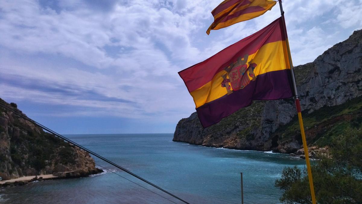 Las banderas de la República volvieron a ondear ayer en la cala de la Granadella de Xàbia