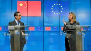 BR01. BRUSELAS (BÉLGICA), 18/03/2019.- El ministro de Exteriores chino, Wang Yi (izq), y la jefa de la diplomacia europea, Federica Mogherini, dan una rueda de prensa tras participar en la reunión estratégica de alto nivel UE-China este lunes en Bruselas (Bélgica). EFE/ Olivier Hoslet