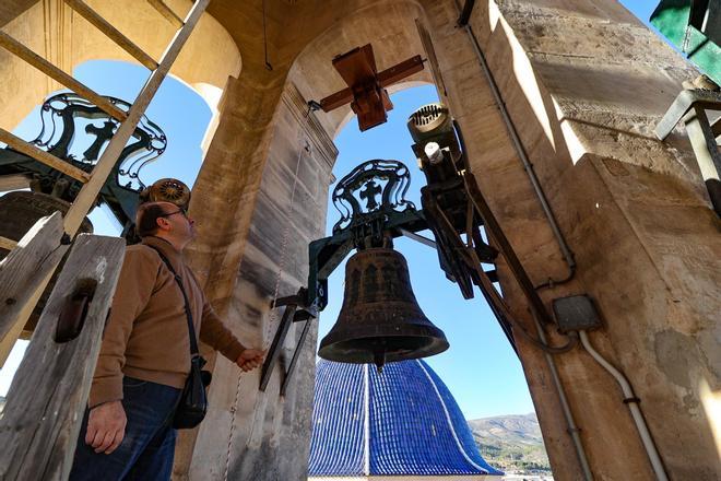 El sacristán de Santa María toca la matraca, situada arriba de una de las campanas.