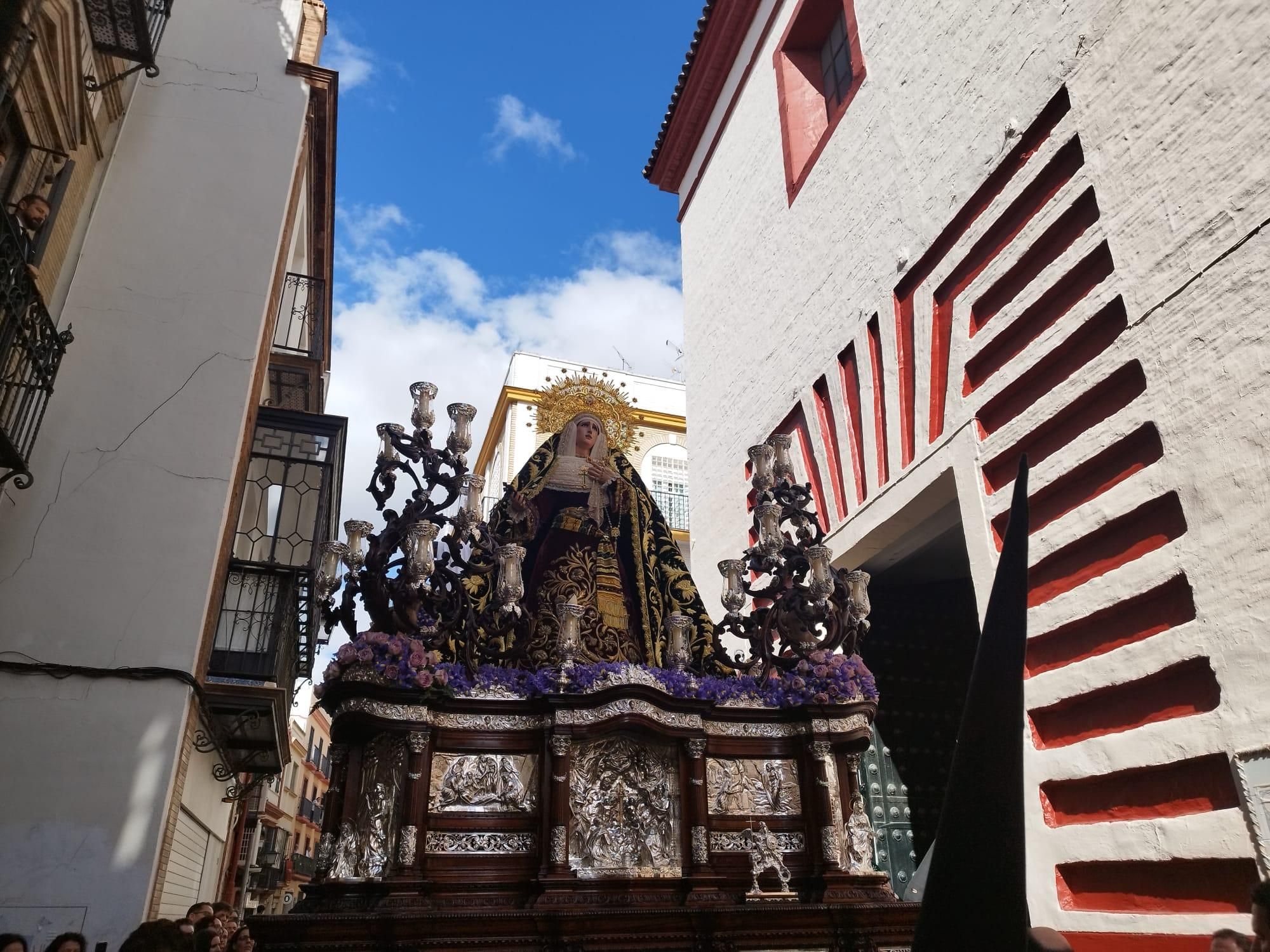 Sale desde la iglesia conventual de San Buenaventura la Virgen de la Soledad