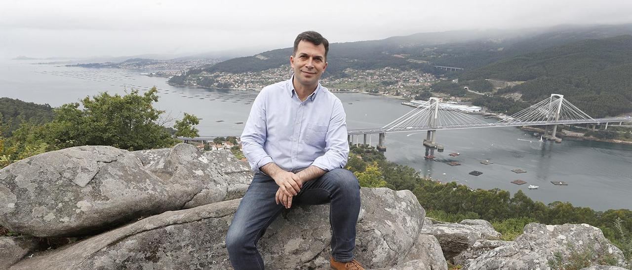 Gonzalo Caballero, con la ría de Vigo a sus espaldas.