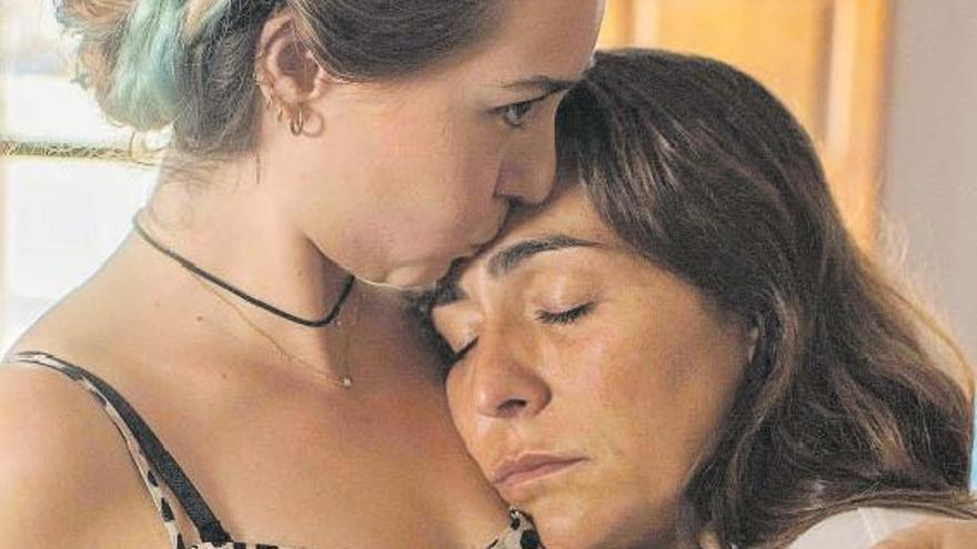 La actriz valenciana Paula Usero junto a Candela Peña en «La boda de Rosa».  | LEVANTE-EMV