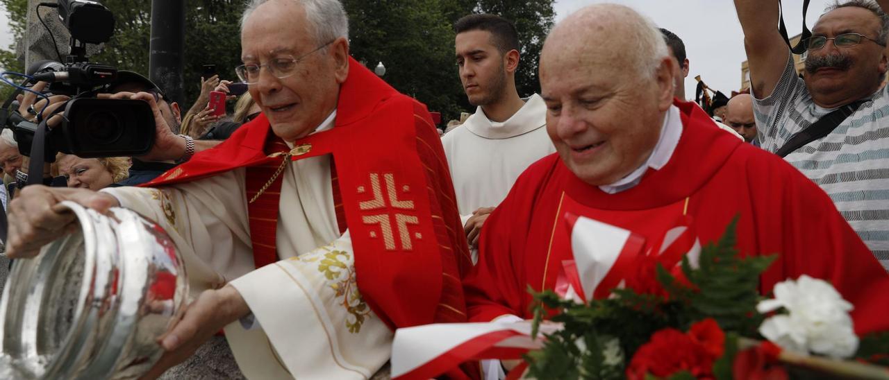 Por la izquierda, Javier Gómez Cuesta y Fernando Fueyo, durante una bendición de las aguas de la bahía gijonesa en San Pedro.