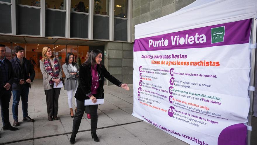 Meaño instala una puerta violeta y prepara una cena de mujeres para celebrar el 8-M