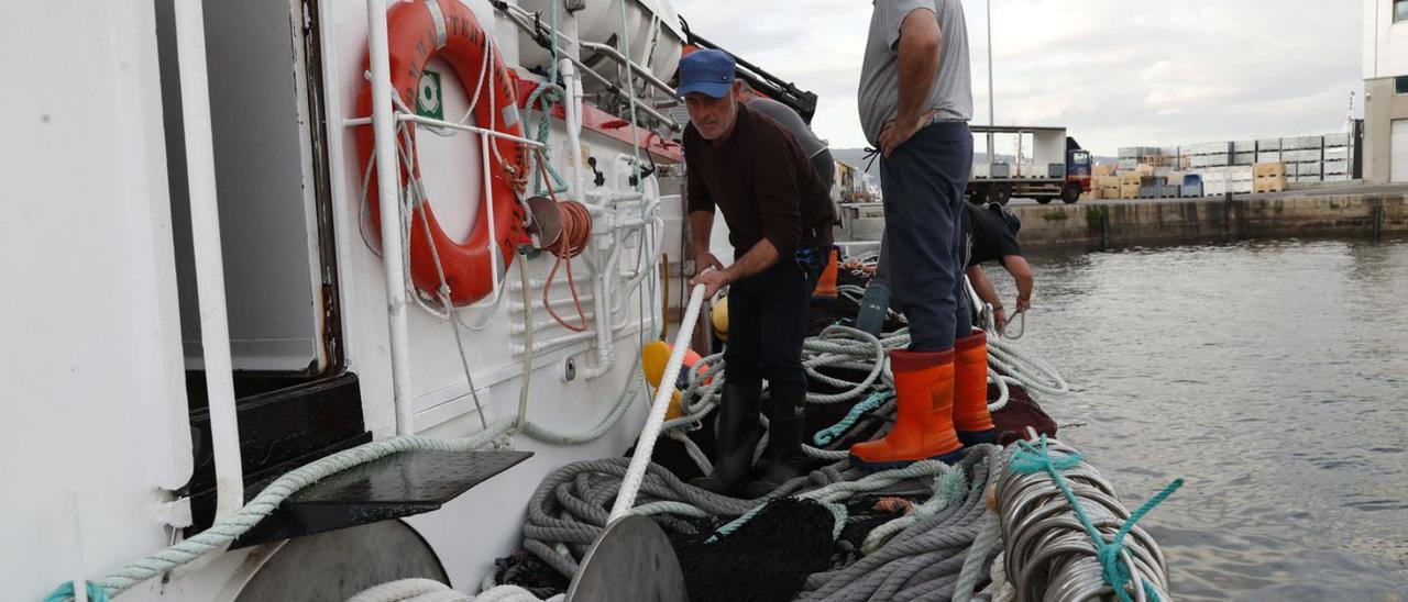 Tripulantes de un barco de cerco en el puerto de Vigo antes de salir a faenar. | RICARDO GROBAS