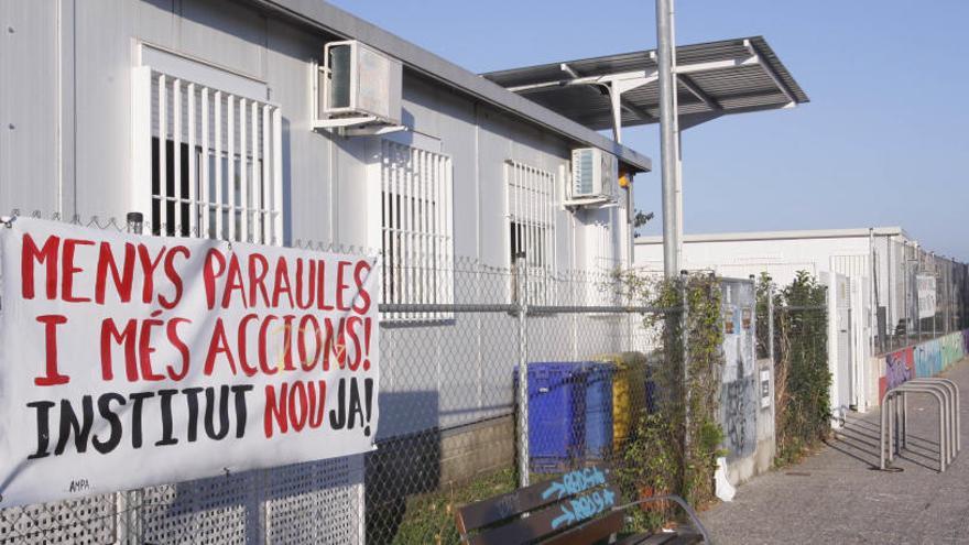 Pancarta exigint un edifici nou per a l&#039;institut de Vilablareix, el setembre de 2017.