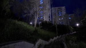 Barrio barcelonés de Montbau, de noche, en pleno confinamiento, el pasado 7 de abril. 