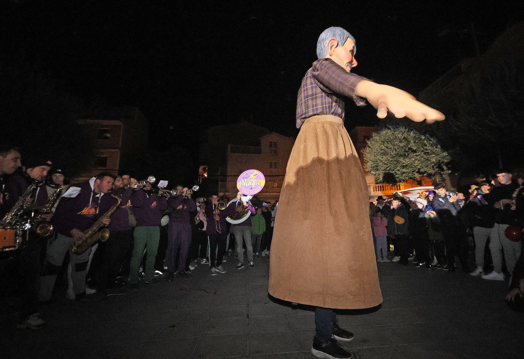 Sallent es desferma amb una rebuda gegantina entre focs d’artifici