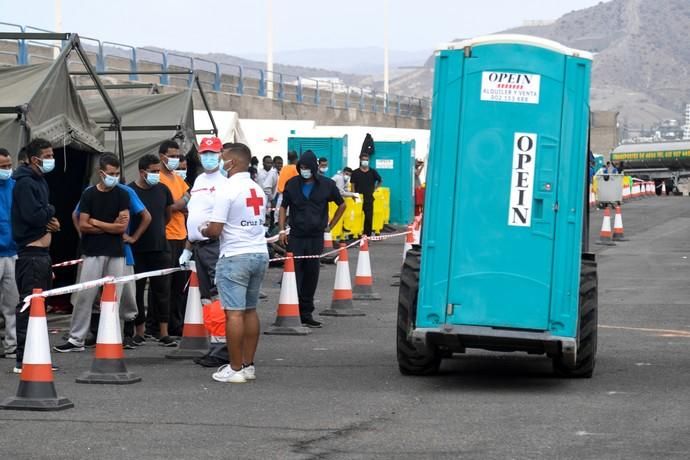 11-09-20  GRAN CANARIA. MUELLE DE ARGUINEGUIN. MOGAN. Reportaje en Arguineguín de la situación de los migrantes Fotos: Juan Castro.  | 11/09/2020 | Fotógrafo: Juan Carlos Castro