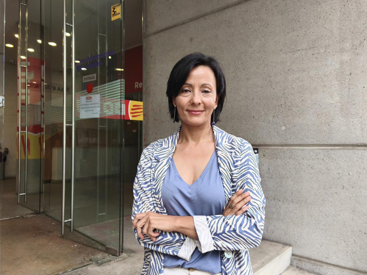 Belén López, a l’entrada del local dels sindicats de Manresa, aquest dilluns