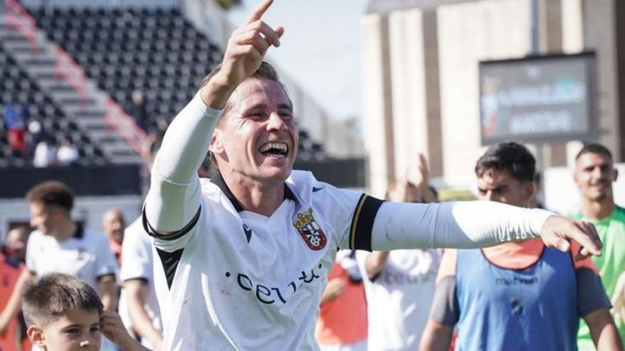 Dani Aquino celebra la victoria previa al ascenso del Ceuta este domingo. | PRENSA AD CEUTA