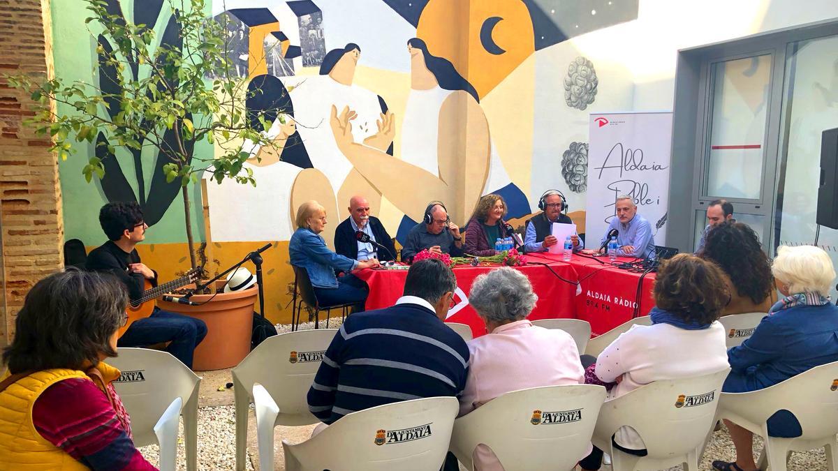 Aldaia Radio celebra el Día del Libro con un programa en vivo al aire libre.