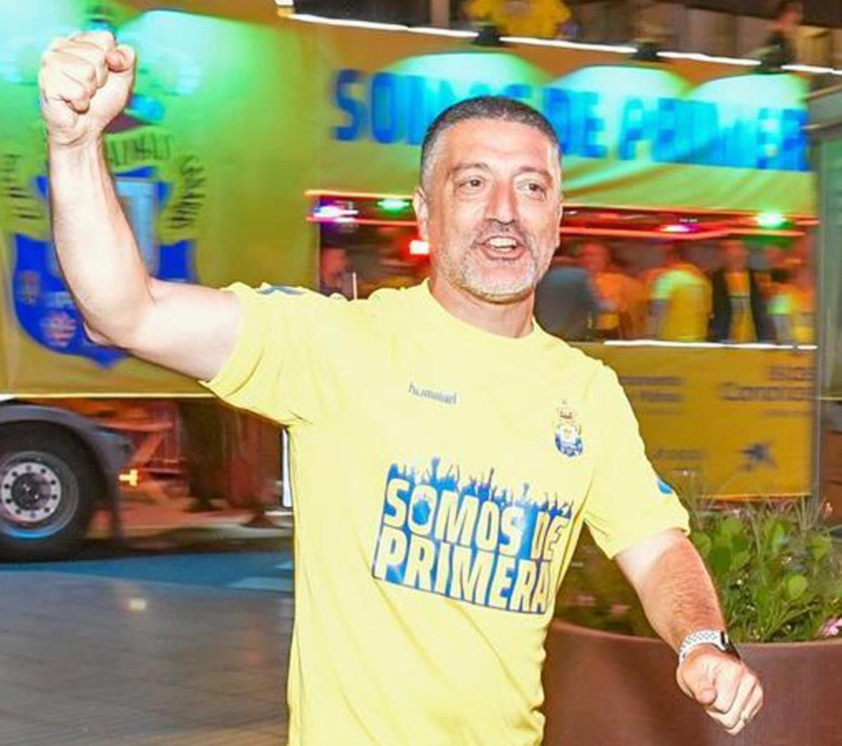 Pimienta festeja el ascenso de mayo de 2023 en la Plaza de la Victoria.  | LA PROVINCIA / DLP