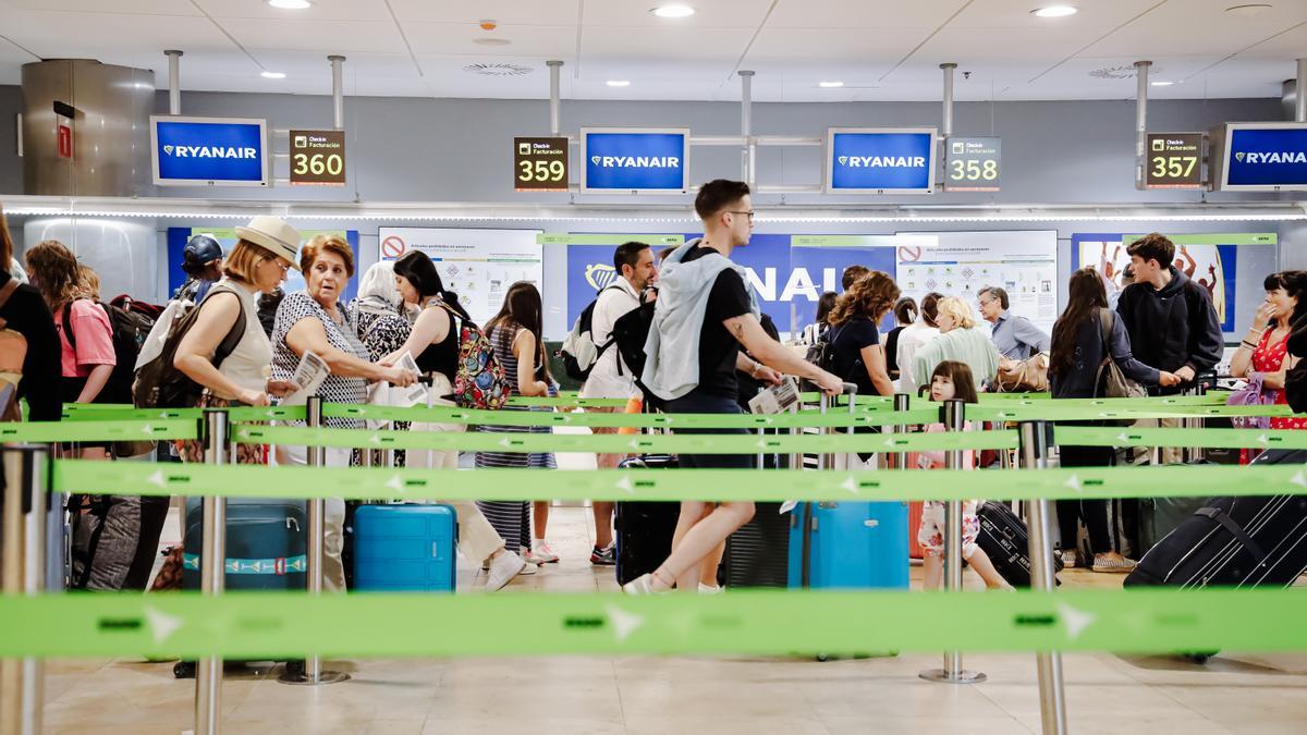 Los tripulantes de Ryanair vuelven a la huelga este lunes.