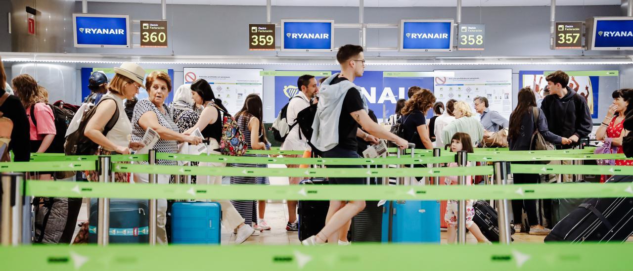 Archivo - Pasajeros esperan en los mostradores de facturación de Ryanair, el día 1 de julio, en la Terminal 1 del Aeropuerto Adolfo Suárez Madrid Barajas, a 1 de julio de 2022, en Madrid (España).