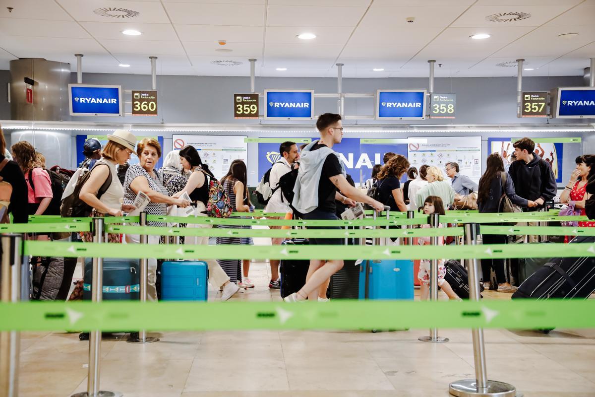 Archivo - Pasajeros esperan en los mostradores de facturación de Ryanair, el día 1 de julio, en la Terminal 1 del Aeropuerto Adolfo Suárez Madrid Barajas, a 1 de julio de 2022, en Madrid (España).