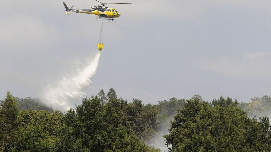 Un helicóptero, durante la extinción de un incendio el jueves en Silleda. | Bernabé / Javier Lalín