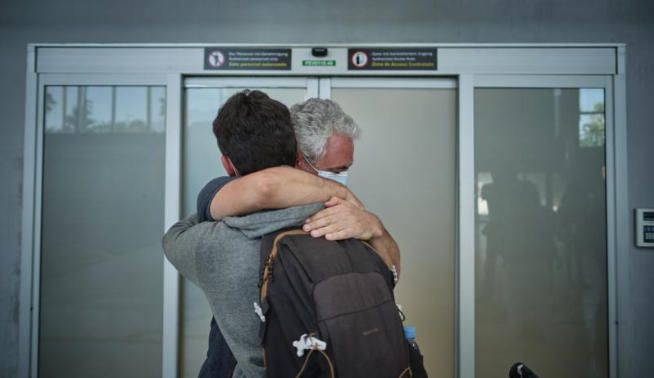 Llegan los primeros turistas a Tenerife.