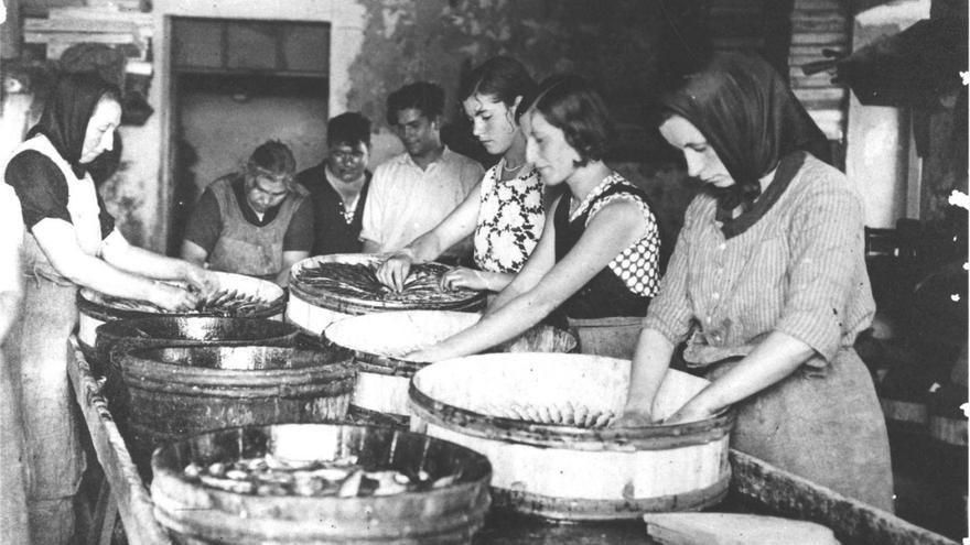 Fent cascos d’arengades al salí de Joan Callol Callo, Ratxelet, a l’Escala, anys 1930. D’esquerra a dreta: Lola Biló, Miquela Girona, Miquel Costals, Joan Callol Callol «Ratxelet», Teresa de can Polissó, Anita Vida i Maria Burcet.