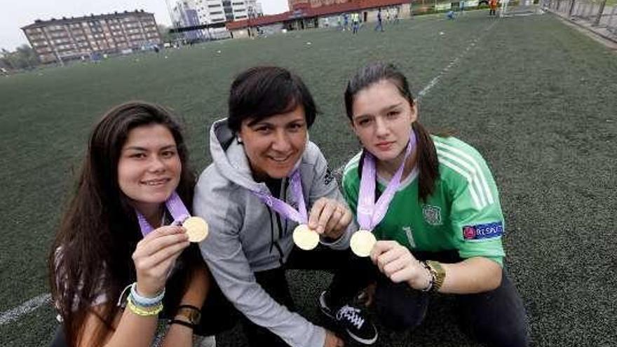 María Méndez, Toña Is y Paula Suárez, con el oro del Europeo.