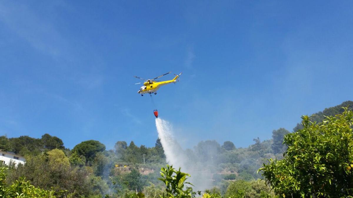 Un helicóptero de extinción de incendios