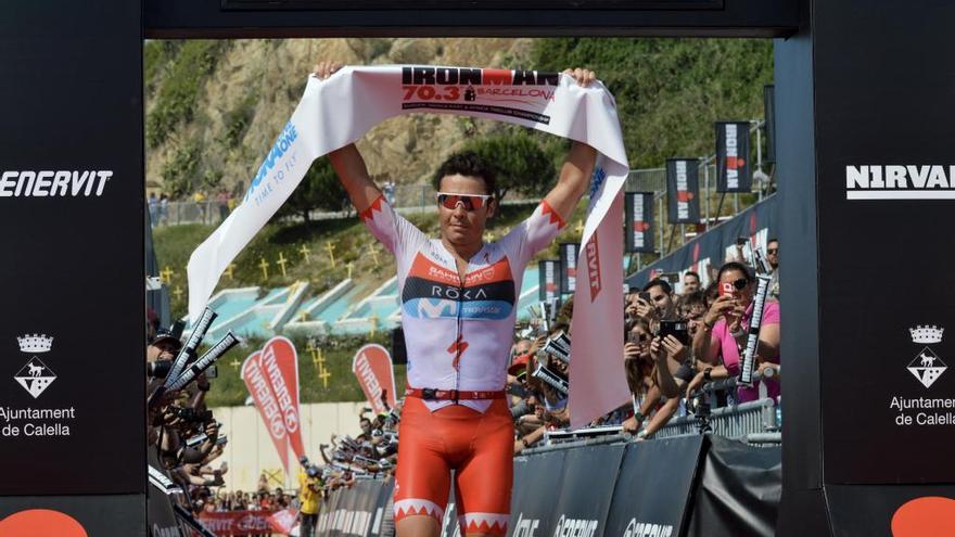 Javier Gómez Noya, en un medio Ironman en Barcelona el pasado año. // FdV