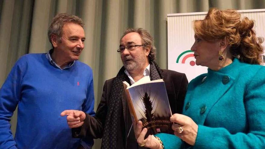 Desde la izquierda, Horacio Calles, Luis Miguel de Dios y Carmen Ferreras, con &quot;El llanto del trigo&quot;.