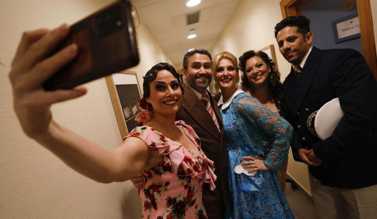 Haciéndose un selfi, Begoña Álvarez, Juan Noval-Moro, Mayca Teba, Carmen Solís y Germán Olvera