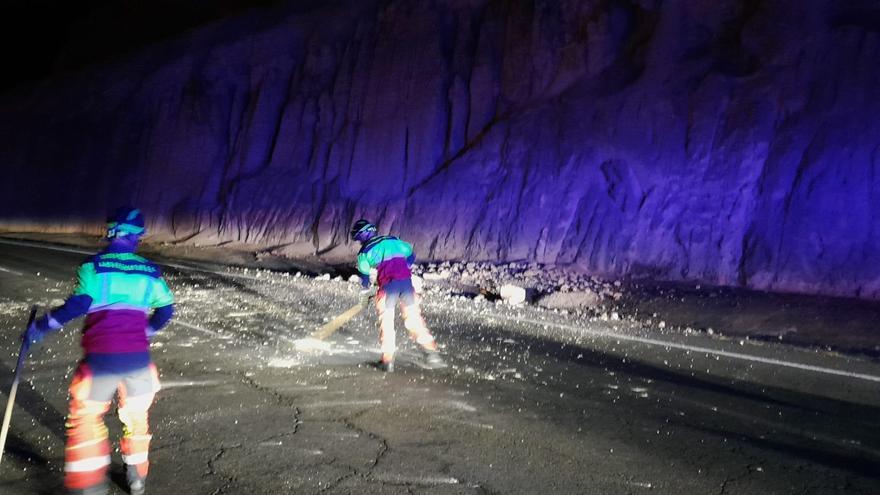 Labores de limpieza por desprendimientos en la carretera hacia Tafira