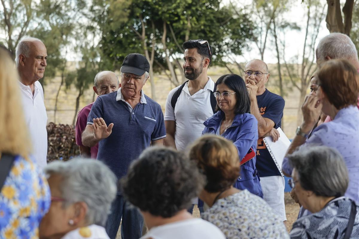 Darias comparte con los vecinos de La Galera propuestas para la mejora del barrio.