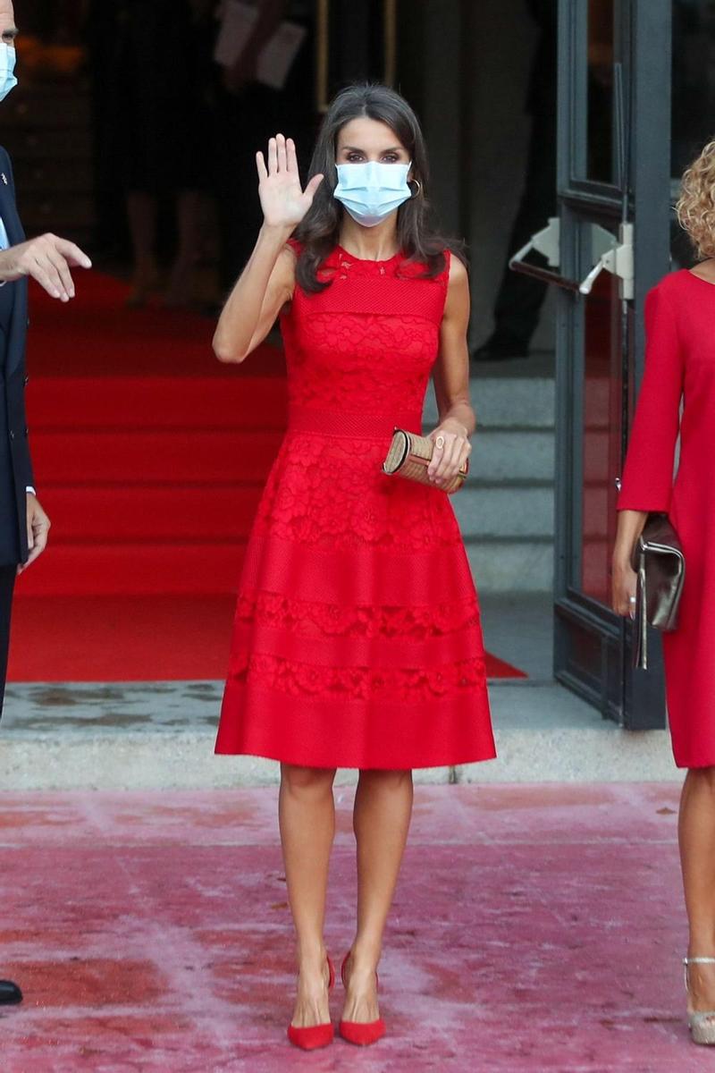 La reina Letizia con vestido rojo de Carolina Herrera