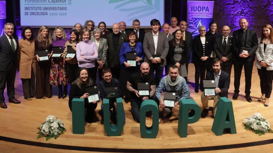 Los responsables del IUOPA, junto a los homenajeados, ayer, en el Auditorio Príncipe Felipe de Oviedo.      | IRMA COLLÍN