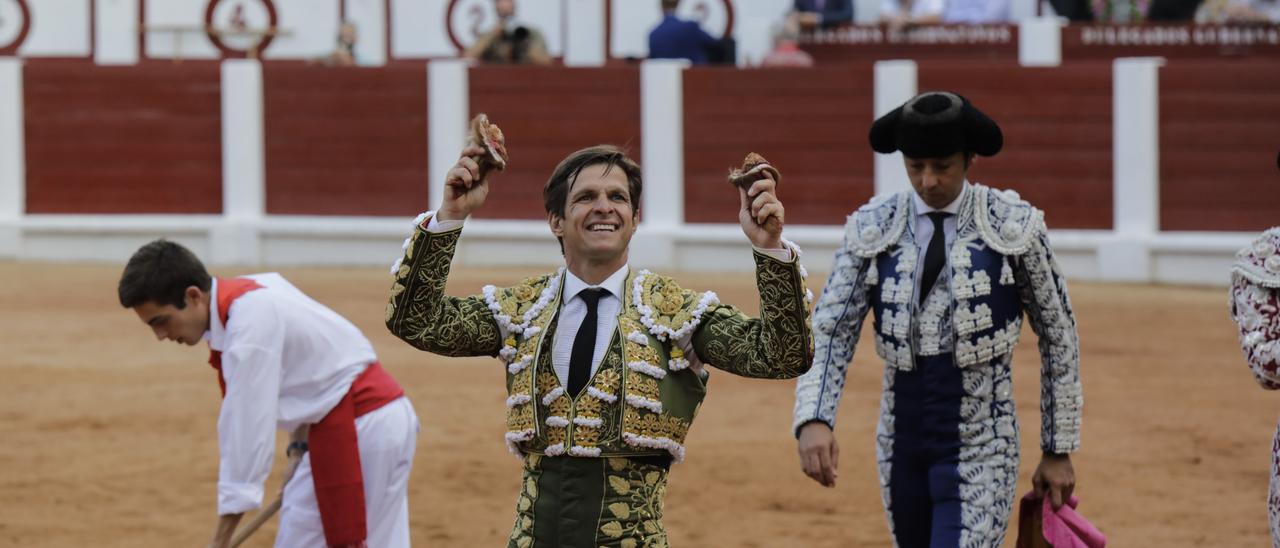 Julián López, «El Juli», paseando las dos orejas tras su triunfo en El Bibio en 2021, en la última corrida de toros en Gijón hasta el momento.