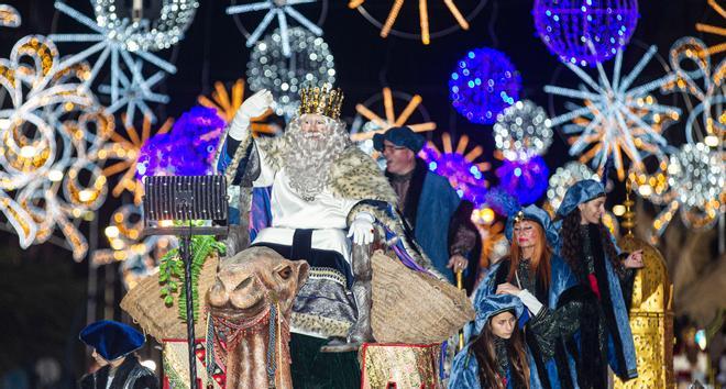 Las mejores imágenes de la cabalgata de los Reyes Magos en Alicante