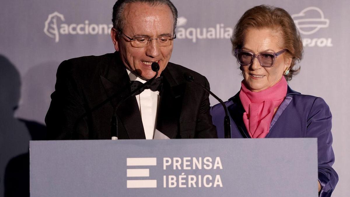 Los editores Javier Moll y Arantza Sarasola durante su intervención de clausura del acto conmemorativo del 45 aniversario de Prensa Ibérica.