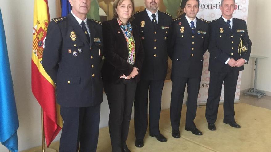 En la imagen, de izquierda a derecha: Anselmo de la Riva Fernández, Jefe Accidental del Cuerpo Nacional de Policía en Asturias; Delia Losa Carballido, Delegada del Gobierno en el Principado de Asturias; Gregorio Valverde Verdugo, Jefe de la Comisaría Local de Avilés; Gregorio Fernández Tejerina, Jefe de la Brigada Provincial de Seguridad Ciudadana de Oviedo; y Epifanio Pérez Carrera, Jefe Local de Operaciones de Gijón