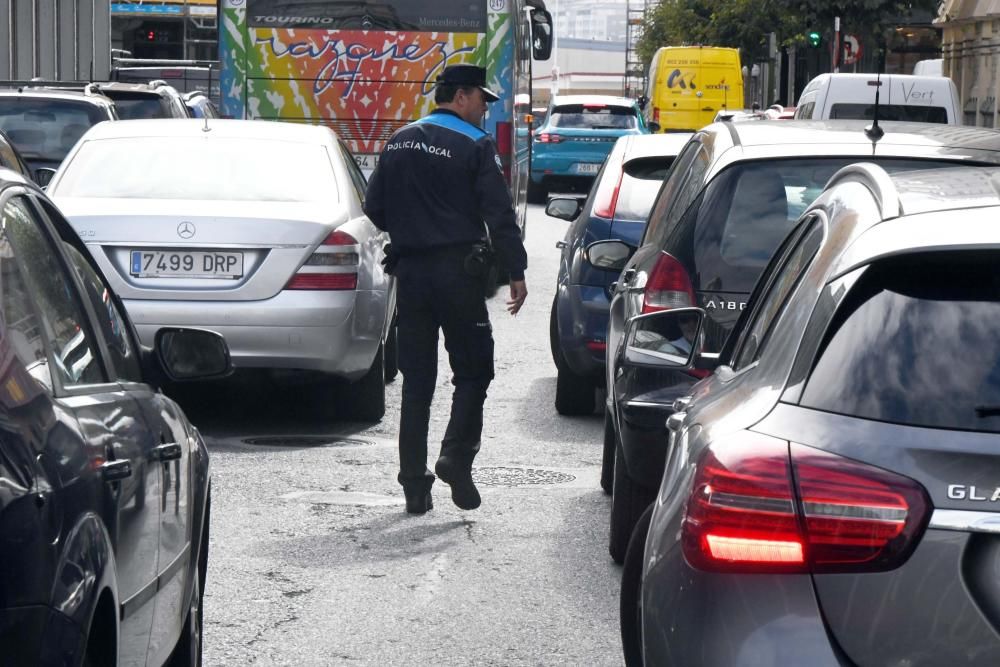 Policías locales informan a conductores y sancionan las infracciones más graves.