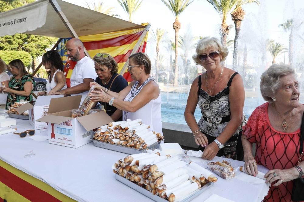 Cientos de personas acudieron ayer a Sant Antoni para celebrar las fiestas patronales con música, arte y comida