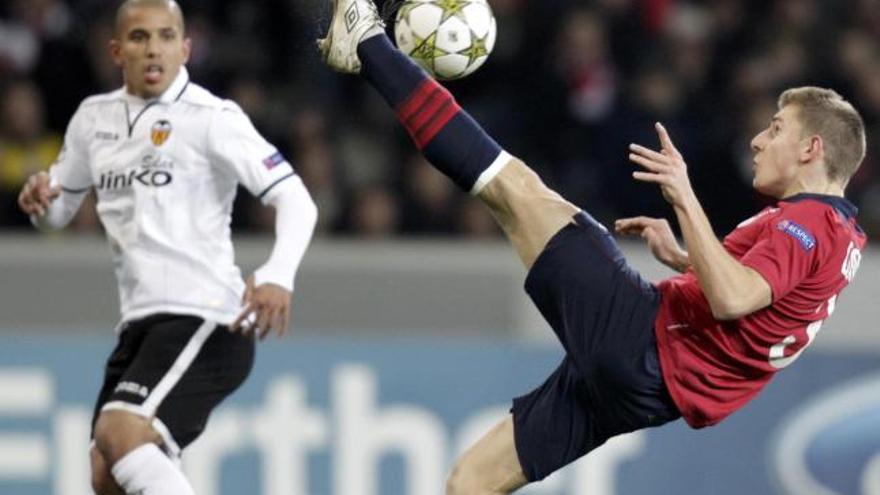El jugador del Lille Lucas Digne despeja un balón ante Feghouli.